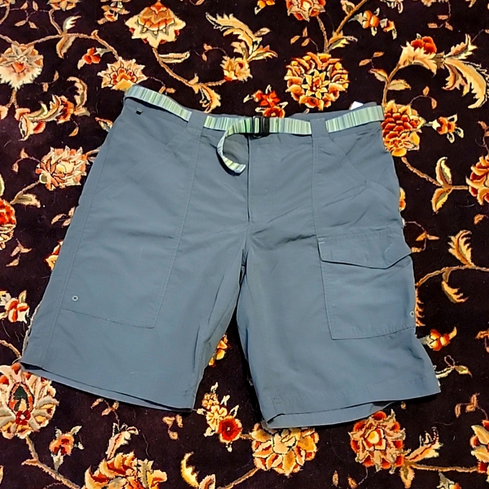 Columbia, men's, size 34, grey/green omni- shade sunnprotrction shorts